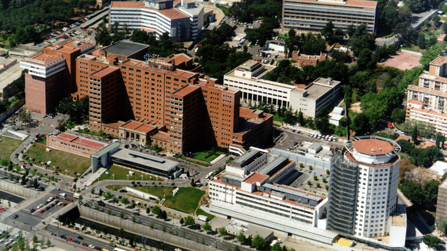 El Hospital Vall d'Hebron (en la imagen) centraliza el combate contra el enterovirus en Cataluña.