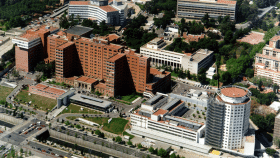 El Hospital Vall d'Hebron (en la imagen) centraliza el combate contra el enterovirus en Cataluña.