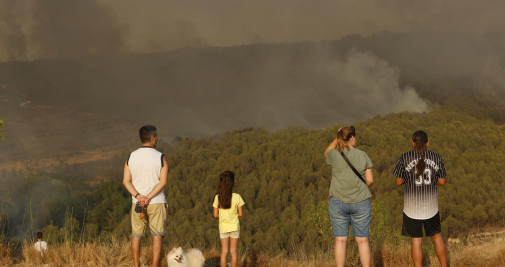 Una familia observa el incendio registrado este domingo en Manresa / EFE