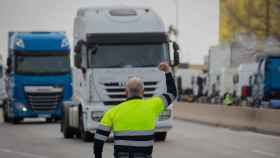Uno de los transportistas levanta el brazo en el octavo día de huelga indefinida del sector del transporte en Barcelona / DAVID ZORRAKINO - EUROPA PRESS