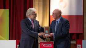 El presidente de Foment del Treball, Josep Sánchez Llibre, entrega la medalla de honor al director general de la GSMA, John Hoffman / EP