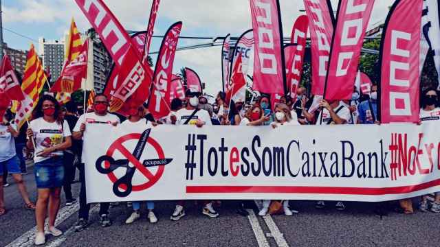 Un centenar de personas protestan en Barcelona contra el ERE de Caixabank / EP