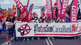 Un centenar de personas protestan en Barcelona contra el ERE de Caixabank / EP