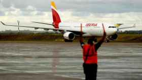 Imagen de un avión de Iberia, cuyo personal de tierra del aeropuerto de Barcelona-El Prat amenaza con nuevas huelgas / EFE