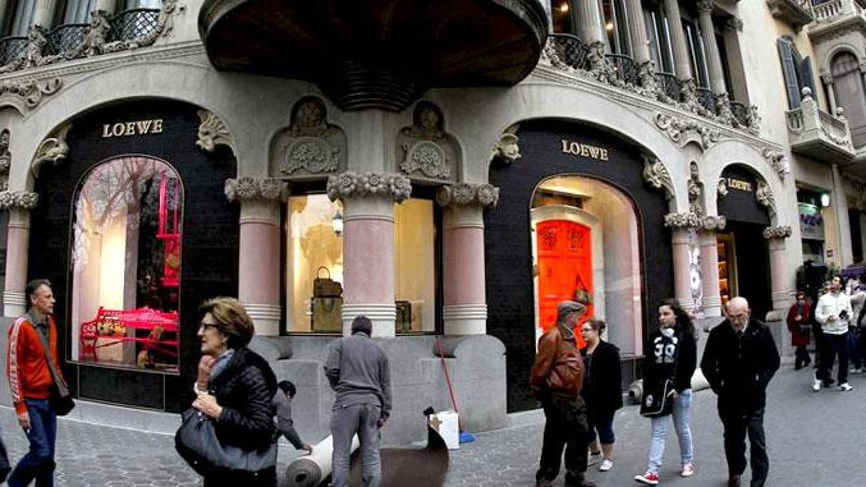 El establecimiento de Loewe en Paseo de Gràcia de Barcelona, una de las 'Millas de Oro' en las que ha puesto el foco Sant’Andrea / EFE