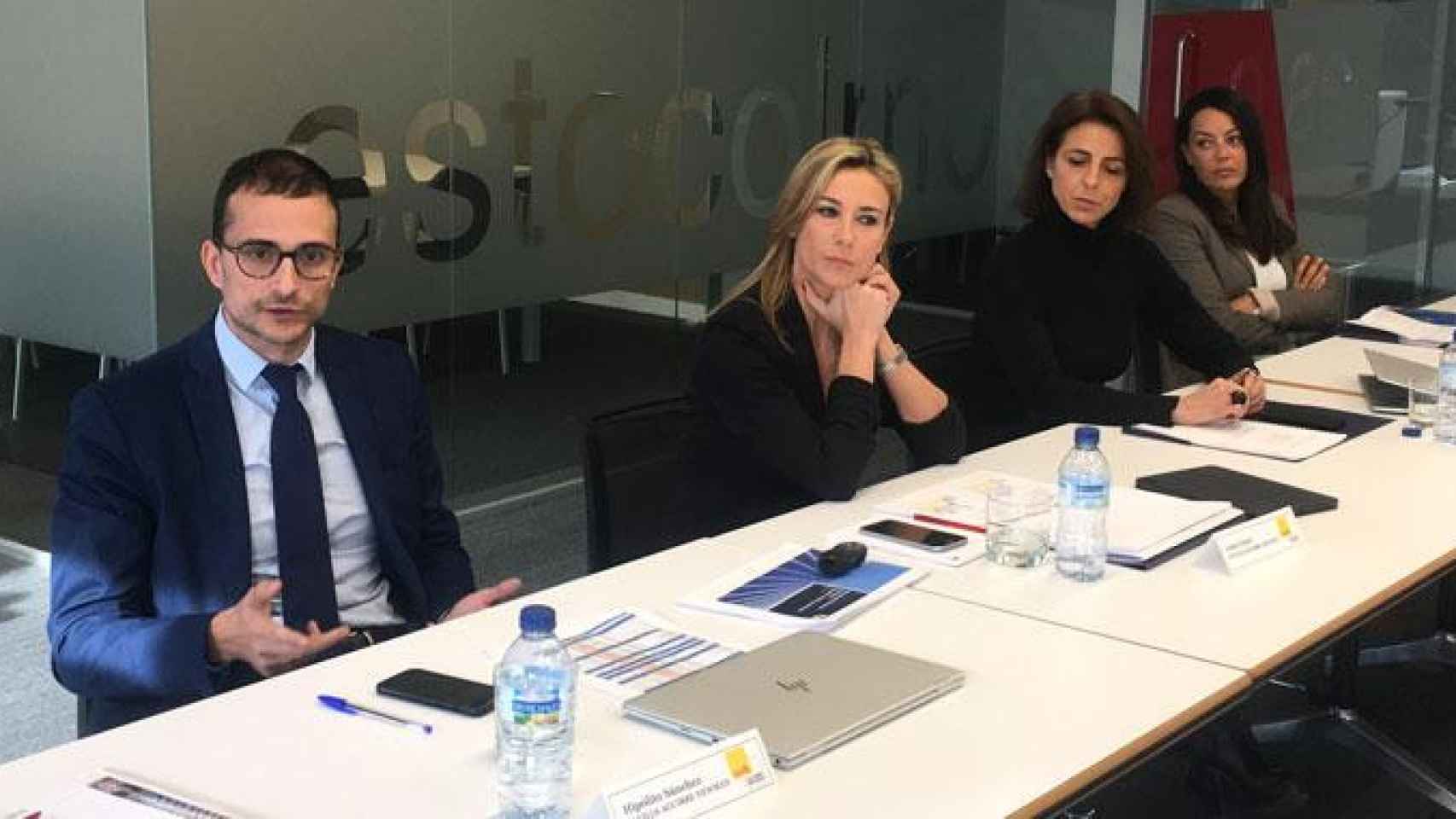 Anna Gener (c), consejera delegada de Savills Aguirre Newman en Barcelona explica que las empresas empiezan a alquilar oficinas sobre plano en la ciudad / CG