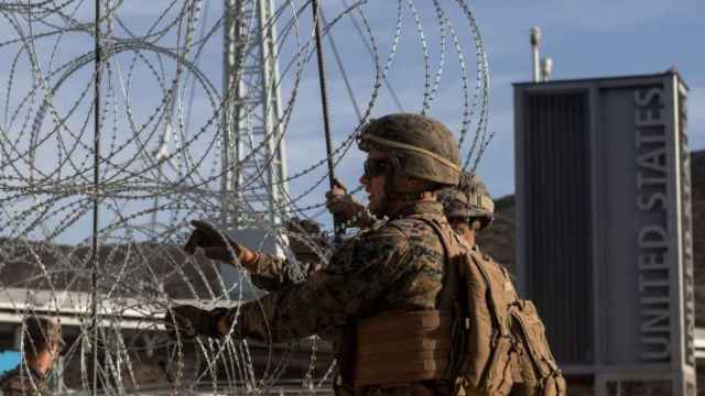 Efectivos del Ejército de EEUU impiden la entrada de migrantes en la frontera de Tijuana
