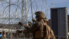 Efectivos del Ejército de EEUU impiden la entrada de migrantes en la frontera de Tijuana
