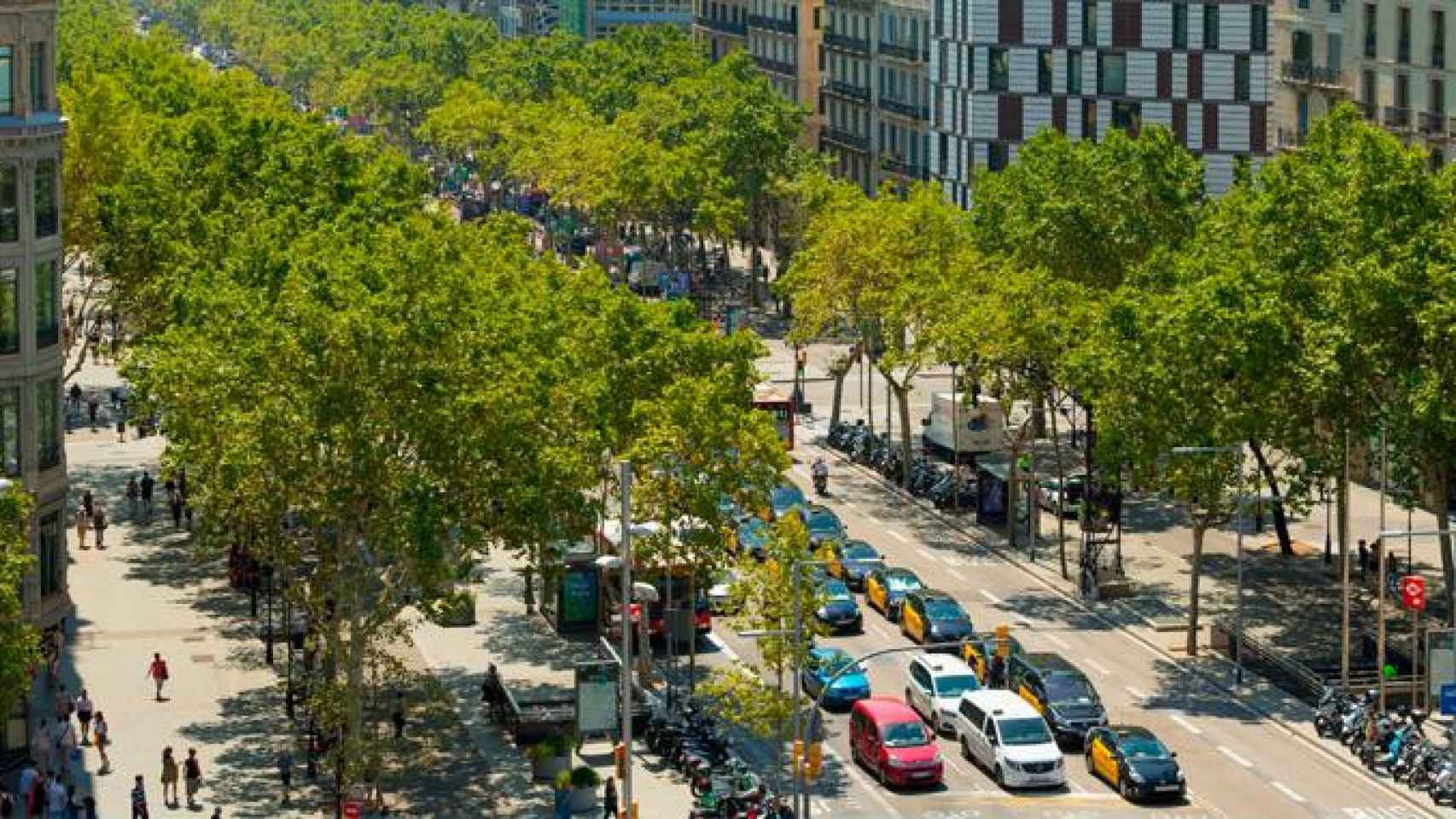 Taxistas ocupando dos carriles del Paseo de Gracia de Barcelona / EFE