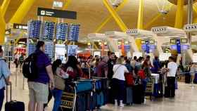 Colas ante los mostradores de facturación del aeropuerto de Barajas, en Madrid / EFE