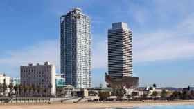 Vista del Hotel Arts (i) junto a la Torre Mapfre en el frente litoral barcelonés / CG