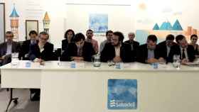 Imagen de la última junta general de accionistas de Aguas de Sabadell encabezada por el presidente del consejo de administración, Enric Blasco (2i, en primera fila), y el entonces alcalde del municipio, Juli Fernàndez (c) / CG