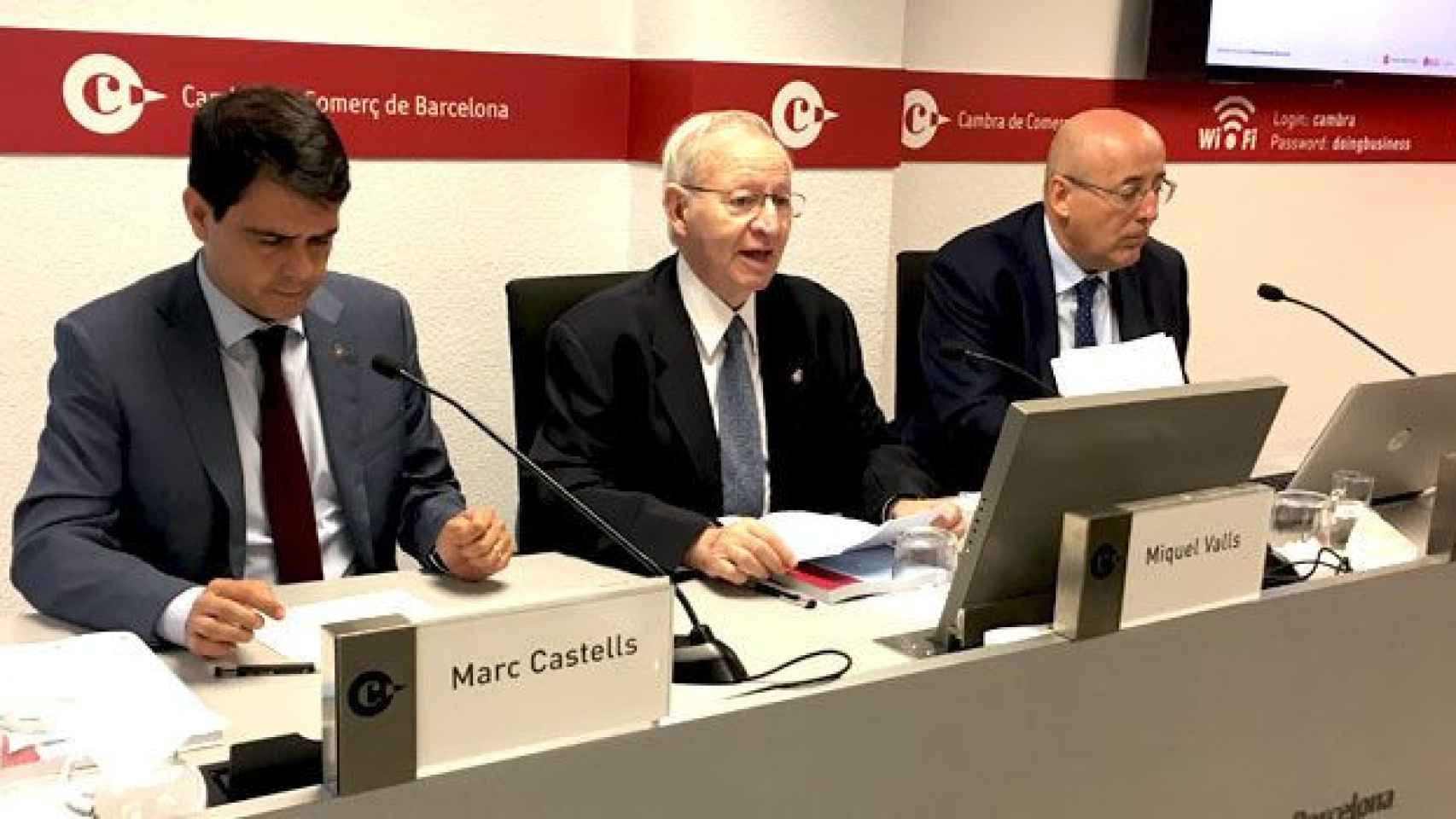 Miquel Valls (c), presidente de la Cámara de Comercio de Barcelona, junto a Marc Castells (i), alcalde de Igualada y vicepresidente segundo de la Diputación, y Martí Parellada (d), autor del informe marcoeconómico de la provincia / CG