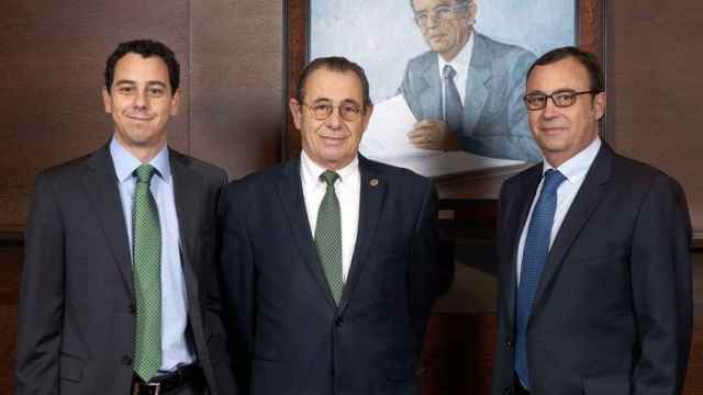 Víctor Grifols Roura (centro), presidente de la farmacéutica, junto al resto de la cúpula directiva, Víctor Grifols Deu (izquierda) y Raimon Grifols Roura (derecha) / CG