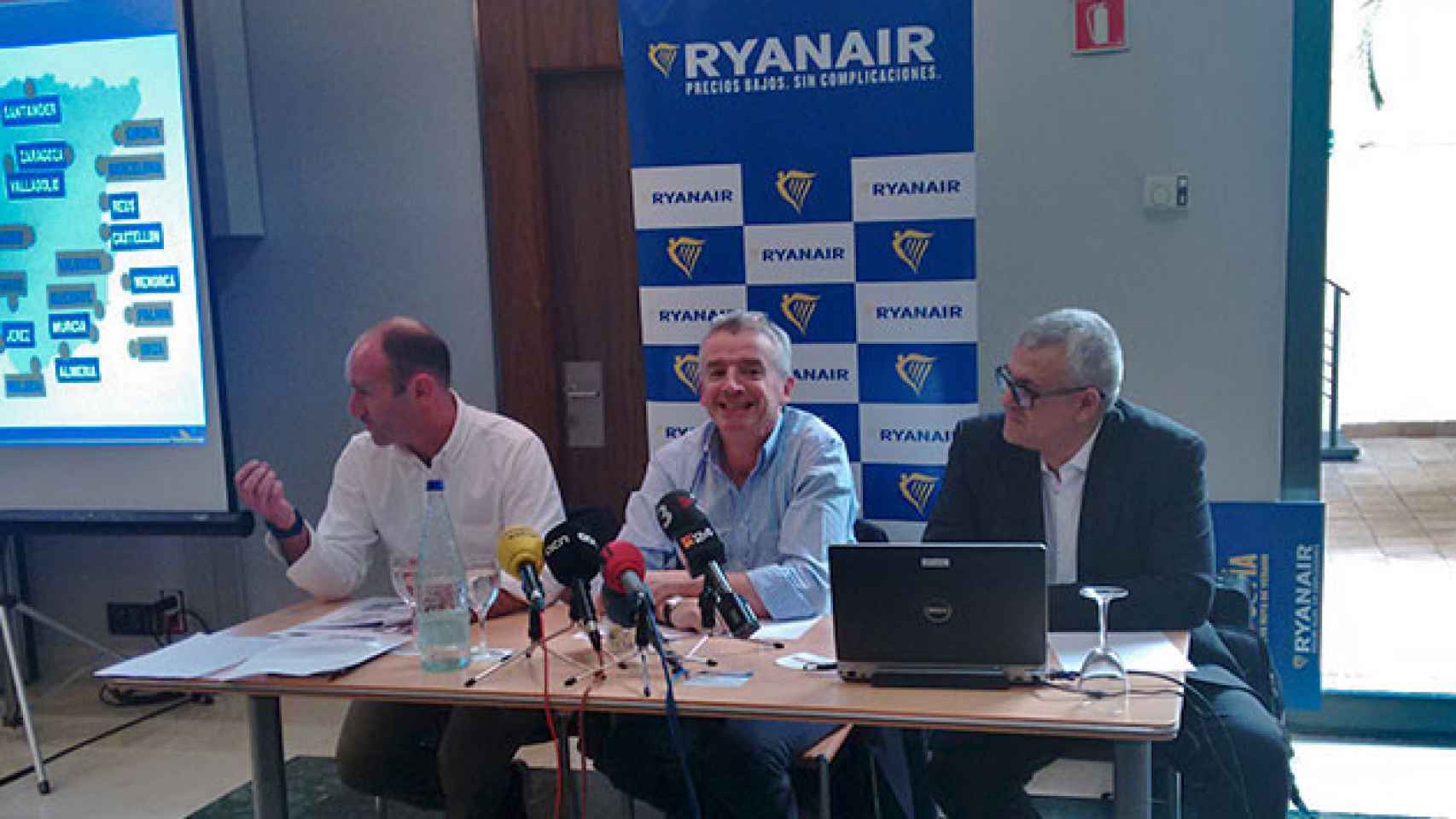 El consejero delegado de Ryanair, Michael O'Leary (c), y el director de Marketing, Kenny Jacobs (i) / CG