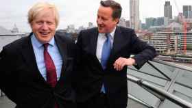 David Cameron (D) ha puesto en marcha un referéndum que le podría salir mal si su compañero de partido y alcalde de Londres, Boris Johnson, arrastra a los británicos votar contra la UE.