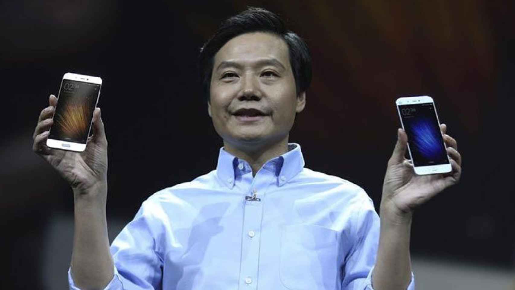 Lei Jun, director ejecutivo de Xiaomi, presenta el nuevo dispositivo Mi 5 en Pekín (China).