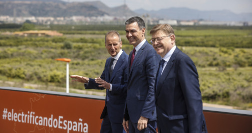 El director ejecutivo Volkswagen, Herbert Diess (i), junto al presidente del Gobierno, Pedro Sánchez (c), y el valenciano, Ximo Puig (d) / EUROPA PRESS