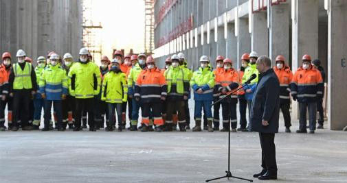 El presidente de Rusia, Vladimir Putin, con trabajadores de la construcción en Moscú / EFE
