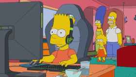 Bart Simpson jugando a 'League of Legends' bajo la atenta mirada de su familia / LOS SIMPSON