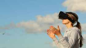 Persona con gafas de realidad virtual en uno de estos espacios VR / Pexels - PIXABAY