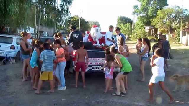 Una foto de archivo de Papá Noel junto a un grupo de niños