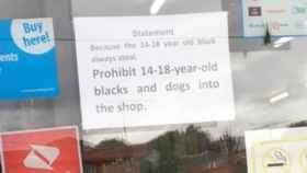 El cartel prohibe la entrada a perros y jóvenes negros / Twitter