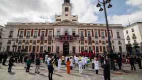 Homenaje a los sanitarios y a los fallecidos por el coronavirus en la Puerta del Sol de Madrid / EP