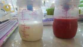 Una foto que compara la leche normal y la leche roja de Tanya Knox