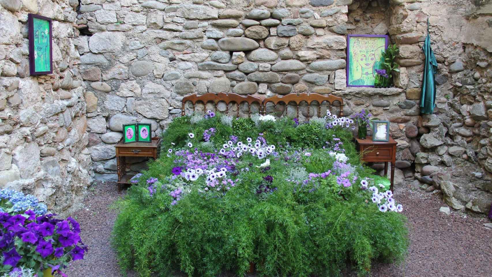 Una cama de plantas, hierbas y flores / CG