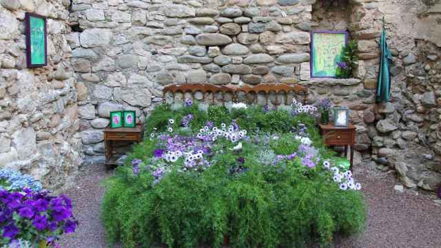 Una cama de plantas, hierbas y flores / CG