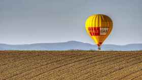 Paseo en globo aerostático por uno de los campos de Cataluña / Distel2610  EN PIXABAY