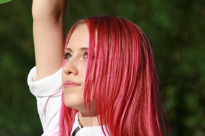 Chica con el pelo teñido de rosa / Adina Voicu EN PIXABAY
