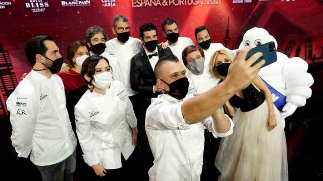 Dabiz Muñoz, Isabel Díaz Ayuso, y otros chefs en la gala de la Guía Michelin / EFE