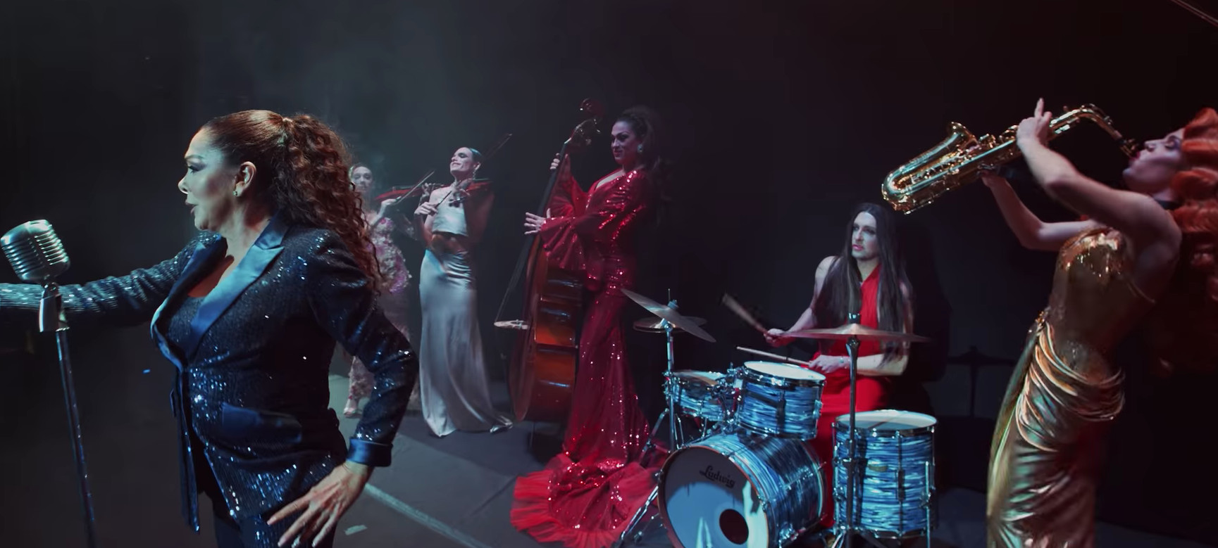 Isabel Pantoja en el videoclip de 'Enamórate' junto con un grupo de ocho drag queens / ISABEL PANTOJA OFICIAL