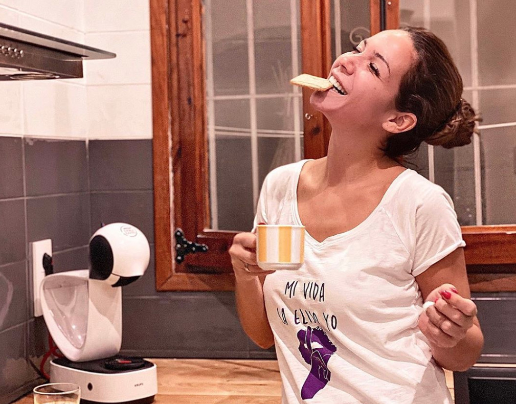 Tamara Gorro comiendo en la cocina de su casa / INSTAGRAM