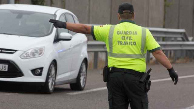 Un agente de la Guardia Civil gestiona el tráfico durante el accidente / EP