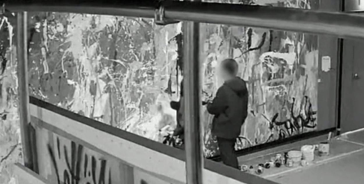 Una pareja destroza el grafiti de JonOne