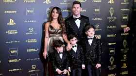 Leo Messi posa con su familia en la entrega de su séptimo Balón de Oro : EFE