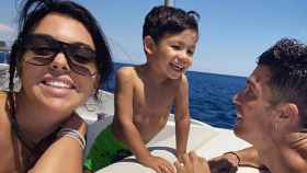 cristiano ronaldo, georgina rodríguez y su hijo pequeño disfrutan de una jornada de vacaciones