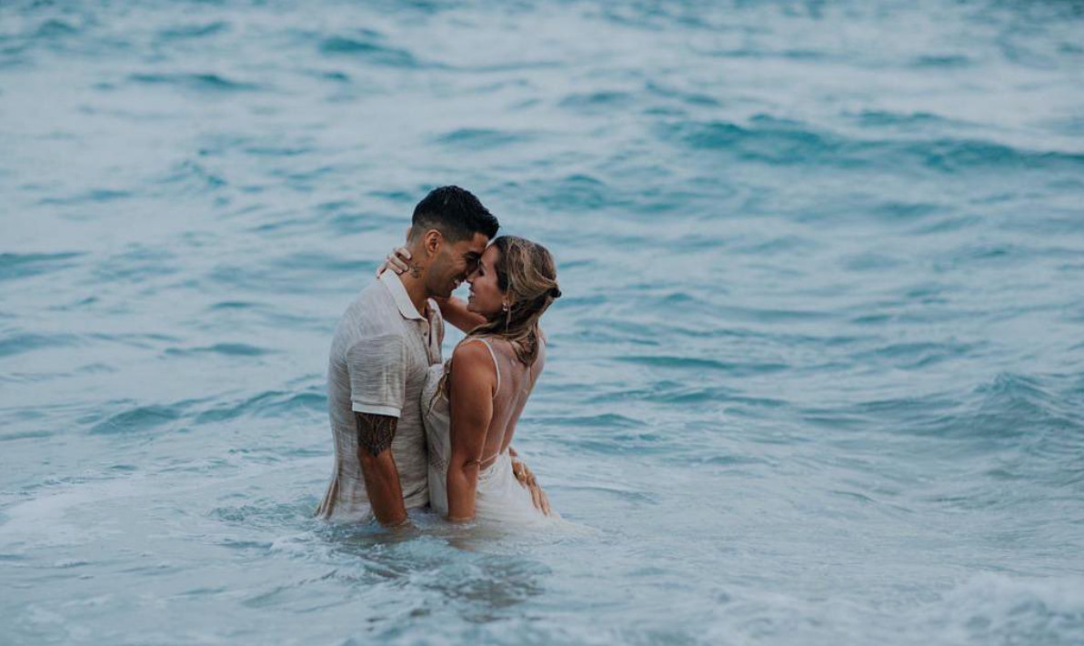 Luis Suárez y Sofía Balbi se besan en el mar