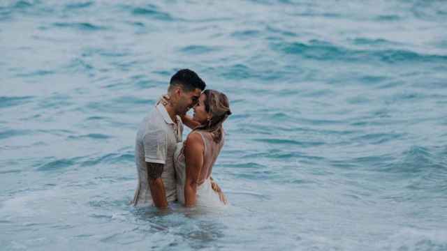Luis Suárez y Sofía Balbi se besan en el mar
