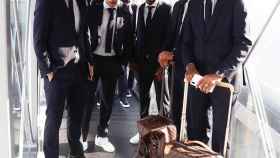 Los jugadores del Real Madrid con el traje oficial