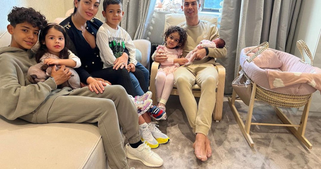 Foto en familia de Cristiano Ronaldo y Georgina Rodríguez
