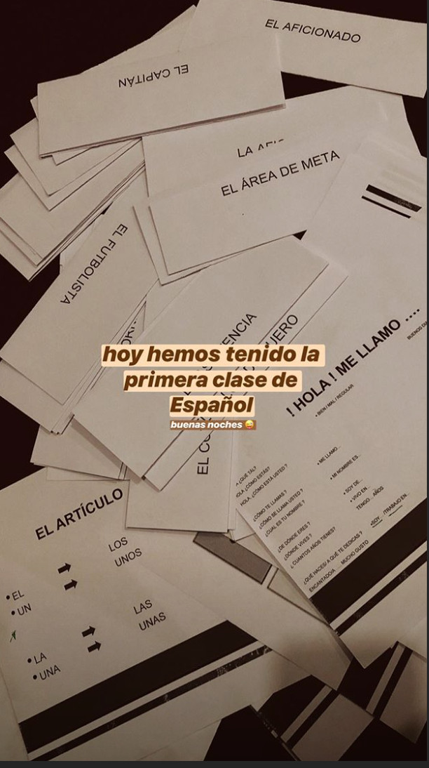 Mikky Kiemeney enseña los deberes de su primera clase en castellano