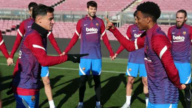 Coutinho y Alejandro Balde, durante un entrenamiento del FC Barcelona / FCB