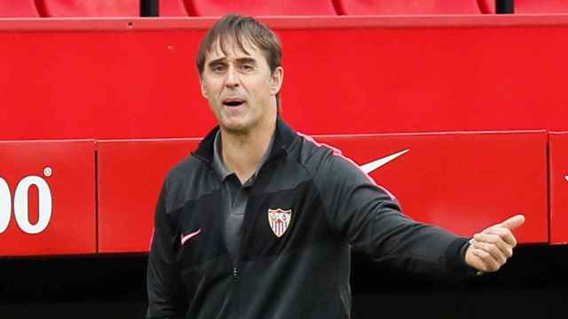 Julen Lopetegui dirigiendo al Sevilla contra el Barça / EFE