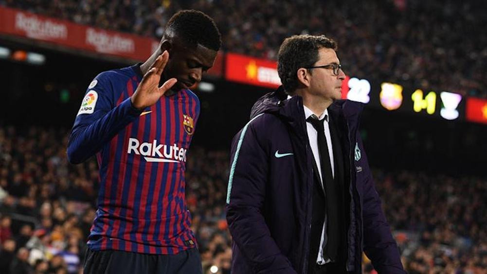 Una foto de Ricard Pruna junto a Ousmane Dembelé durante un partido del Barça / EFE