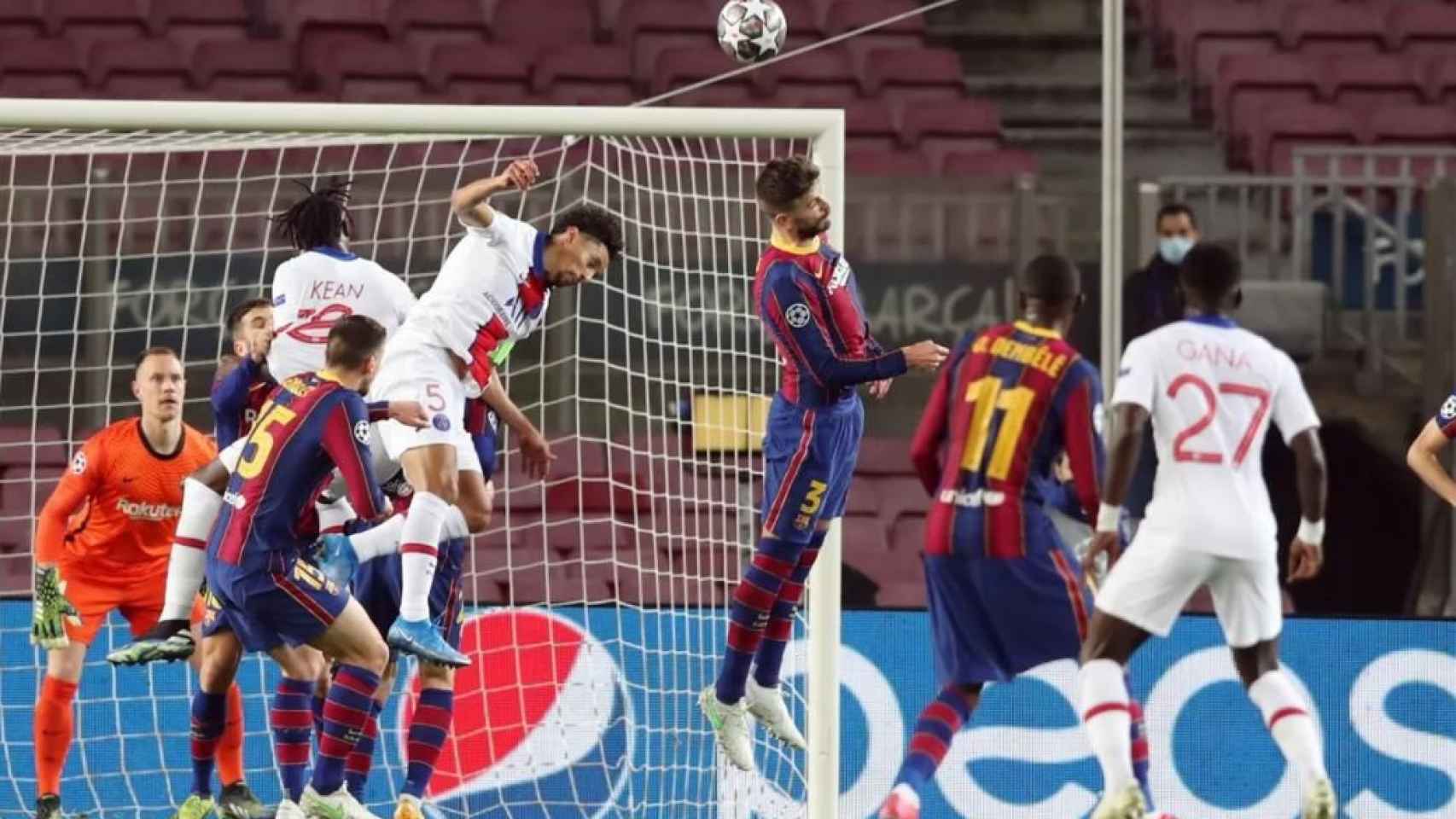 Gerard Piqué rematando un balón en el Barça-PSG / FCB