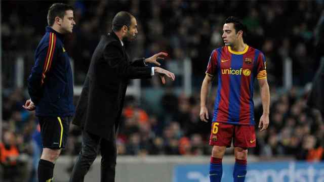 Xavi, recibiendo instrucciones de Guardiola en su etapa en el Barça | REDES